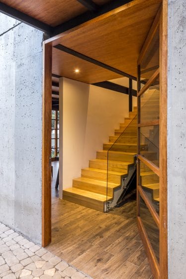 дизайн деревянной лестницы со стеклянными перилами