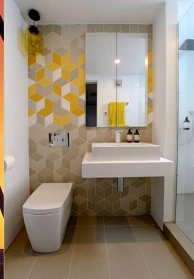 Маленькая ванная комната с геометрической керамической плиткой