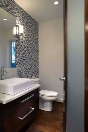 Маленькая ванная комната с мелкой плиткой серых тонов