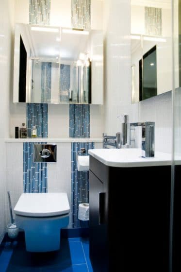 Маленькая современная сине-черная ванная комната