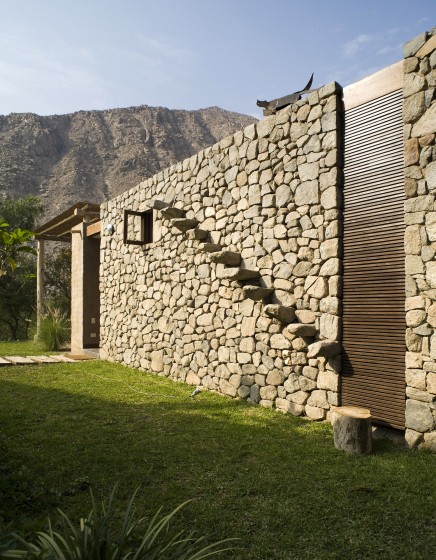 Каменные ступени, встроенные в стену