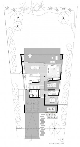 План двухэтажного дома, построенного на неровном грунте