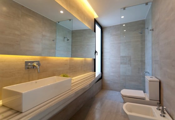 Современный дизайн ванной комнаты с белыми унитазами