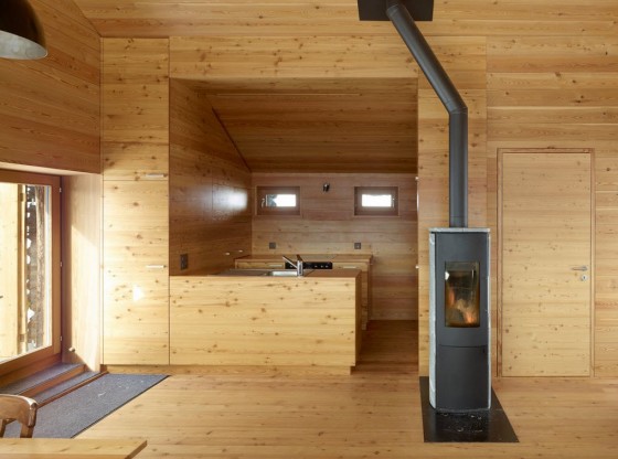 Дизайн деревянной кухни в горном доме