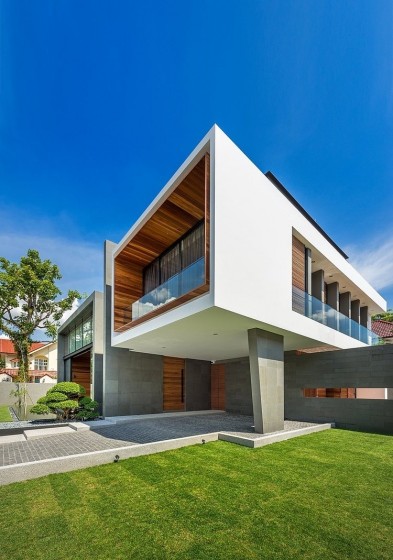 Современная конструкция дома, сочетающая в себе дерево, бетон, стекло и сталь. 