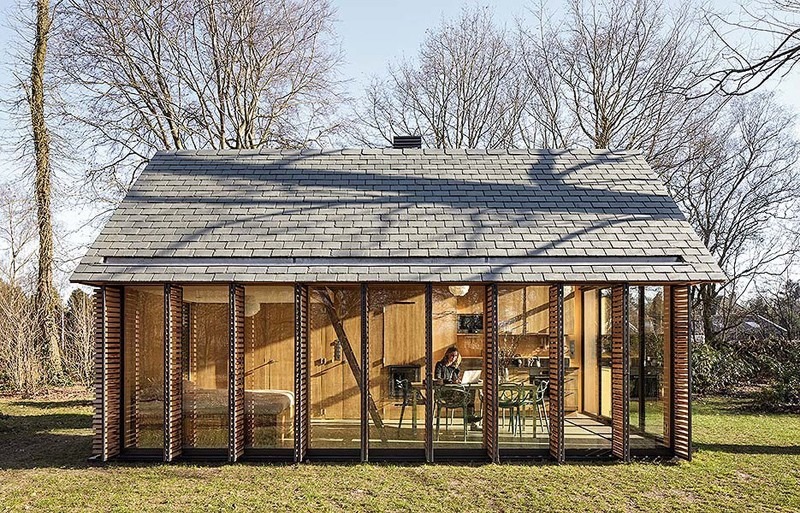 Cabaña moderna con las persianas abiertas