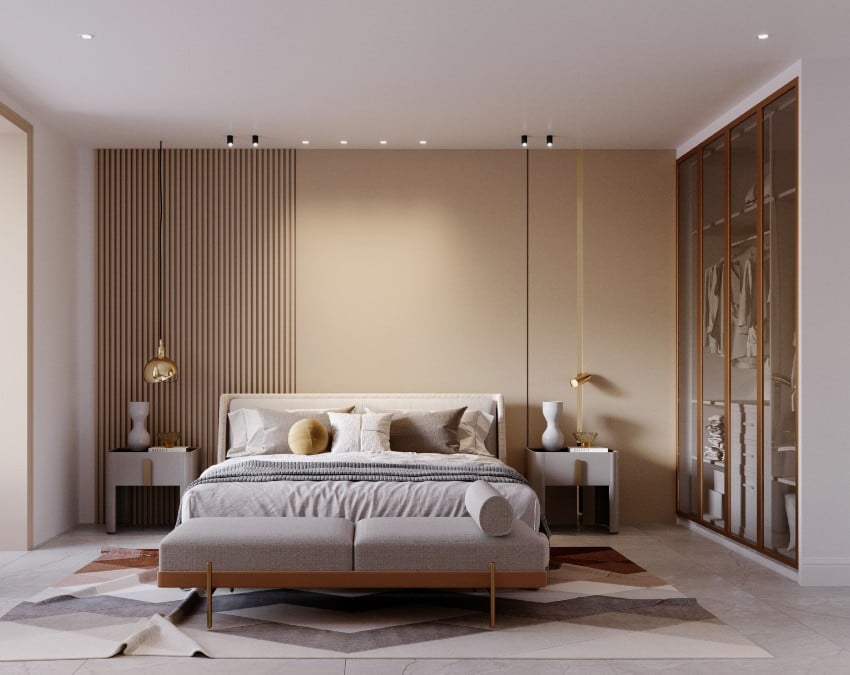 Потрясающий светло-коричневый современный интерьер спальни с удобной кроватью, ковром на полу и тумбочкой с лампами