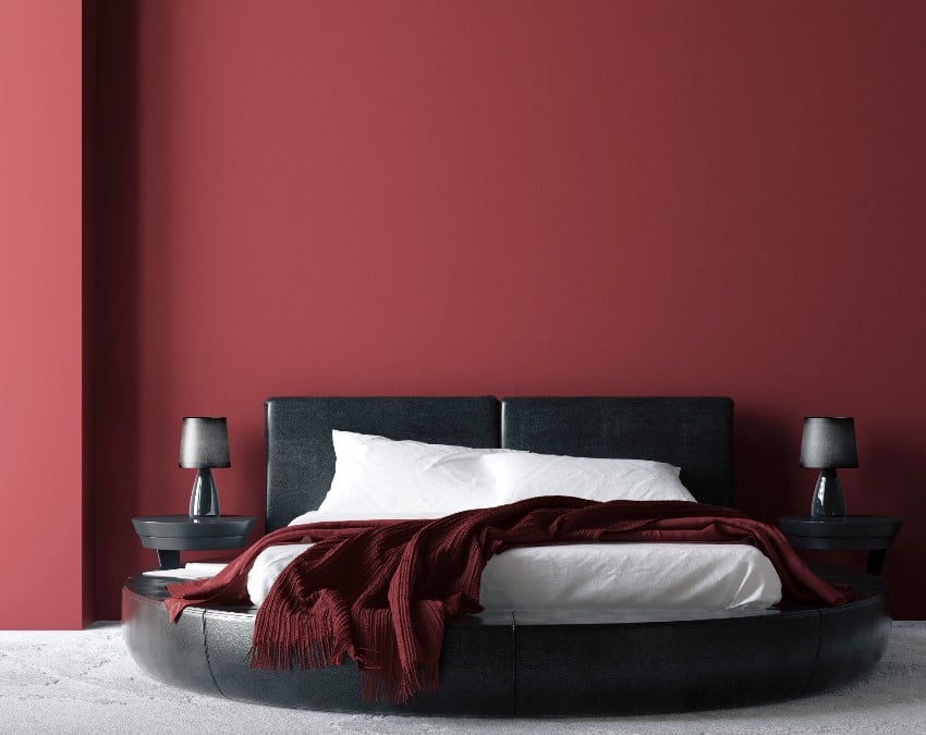 Современный роскошный красно-коричневый интерьер спальни с черной круглой кроватью