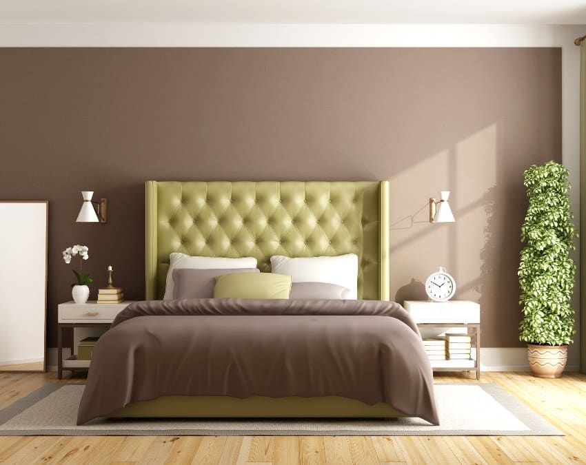 Коричневая и зеленая главная спальня с элегантной двуспальной кроватью