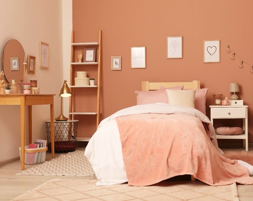 Интерьер подростковой спальни в коричневых и нейтральных тонах со стильной мебелью и красивыми элементами декора