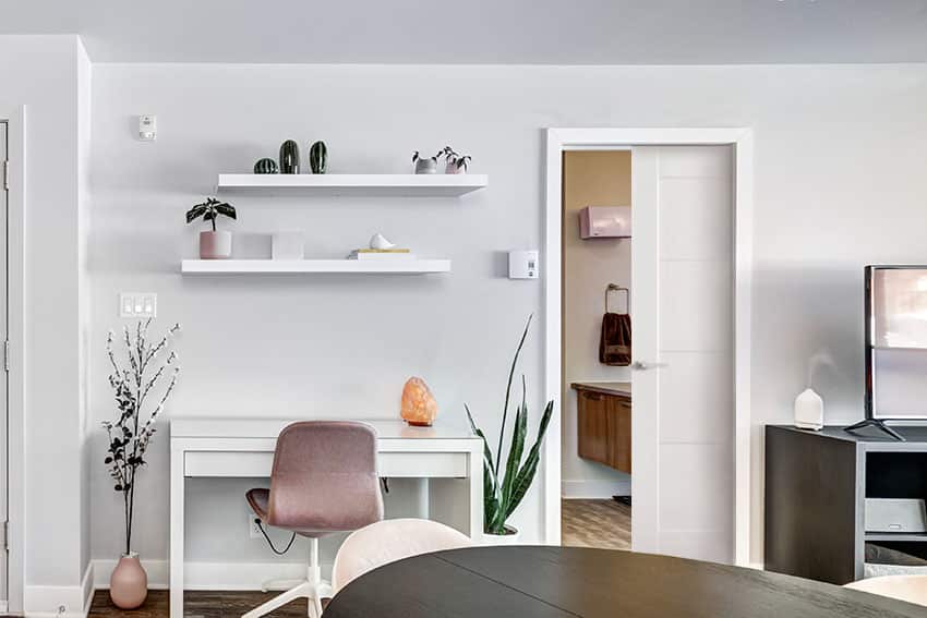 Стол для домашнего офиса с плавающими полками, серая краска, карманная дверь в ванную комнату