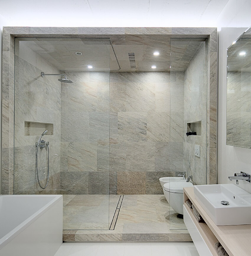 Светлая ванная комната с плиткой на стенах, полу и потолке, предназначенная для душа и туалета