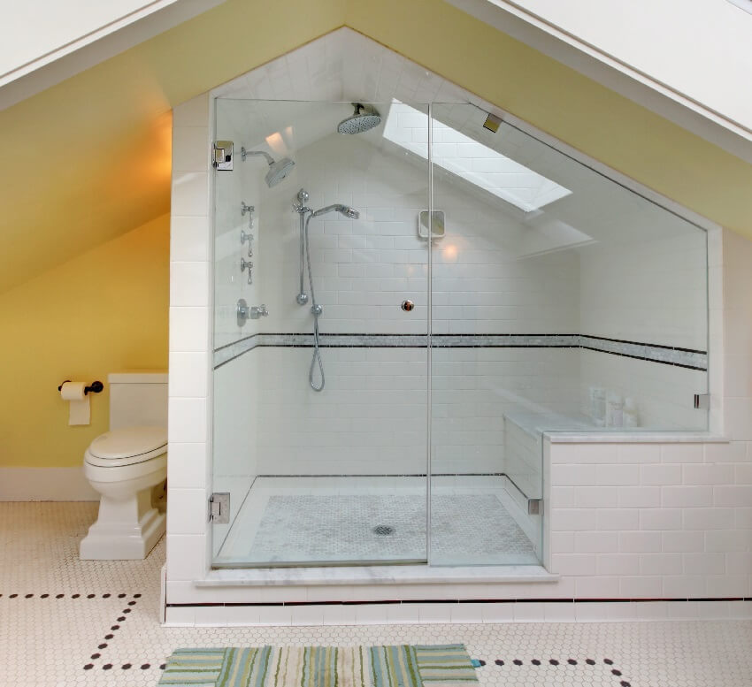 Ванная комната с большой кафельной душевой и сводчатым потолком