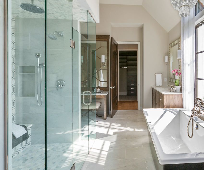 Роскошный интерьер ванной комнаты с двухцветной ванной, кафельными полами и душем со стеклянными дверями и кафельным потолком