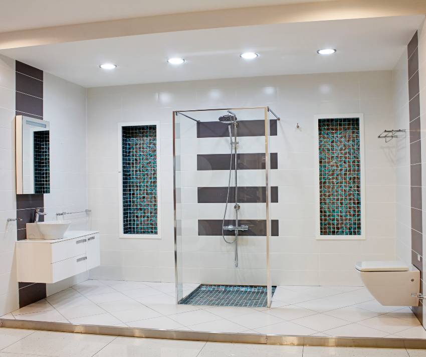 Ванная комната с душевой кабиной и акцентной стеной из мозаичной плитки