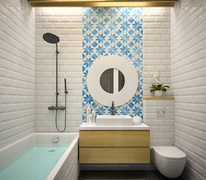 Современный интерьер ванной комнаты с сине-белой акцентной стеной, ванной с водой и белыми плитками метро