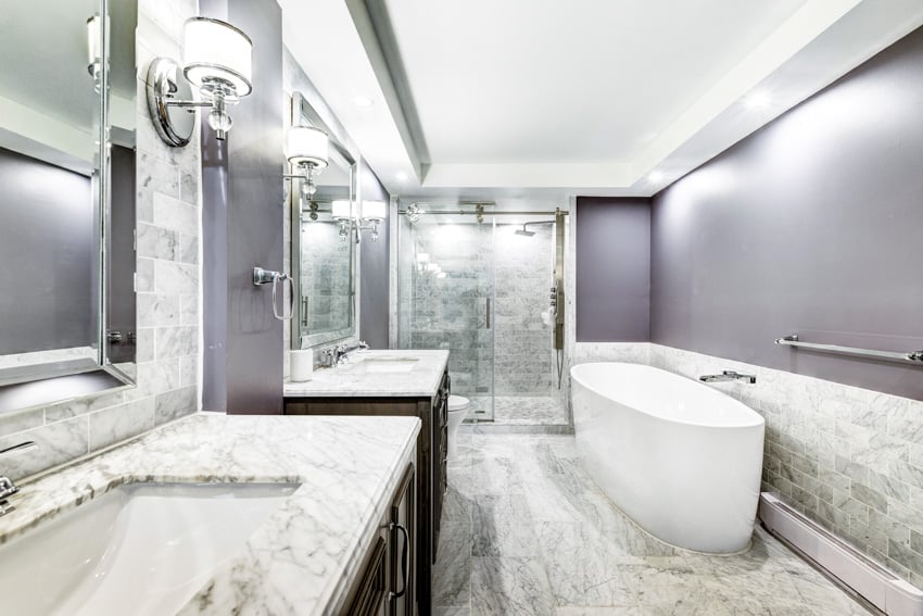 Ванная комната с элементами из белого мрамора и серого, ванна, раковина, столешница