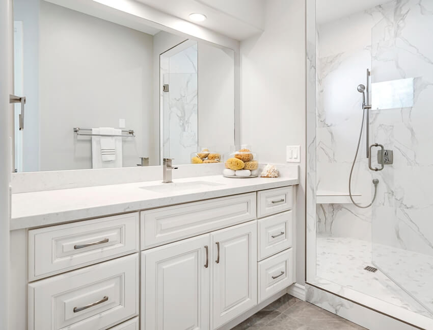 Красивый белый современный дизайн ванной комнаты с ламинированными столешницами и мраморным душем