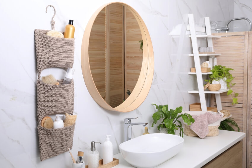 Интерьер ванной комнаты с предметами первой необходимости и стильными аксессуарами
