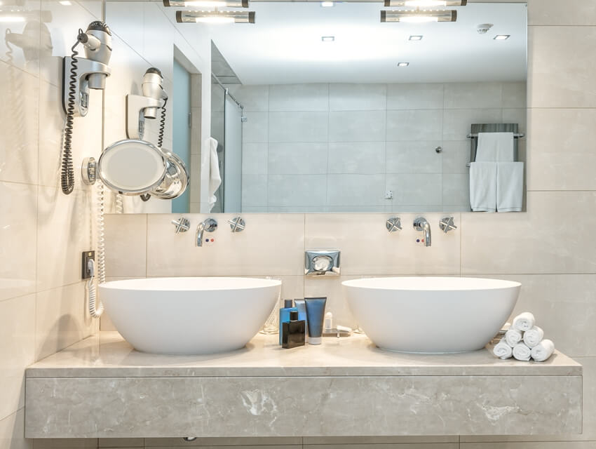 Современная роскошная ванная комната с 2 раковинами, феном и полотенцами