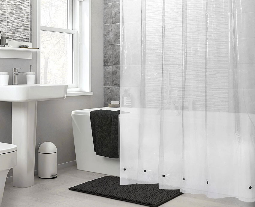 Ванная комната с намагниченной занавеской для душа, ванной, раковиной и окнами