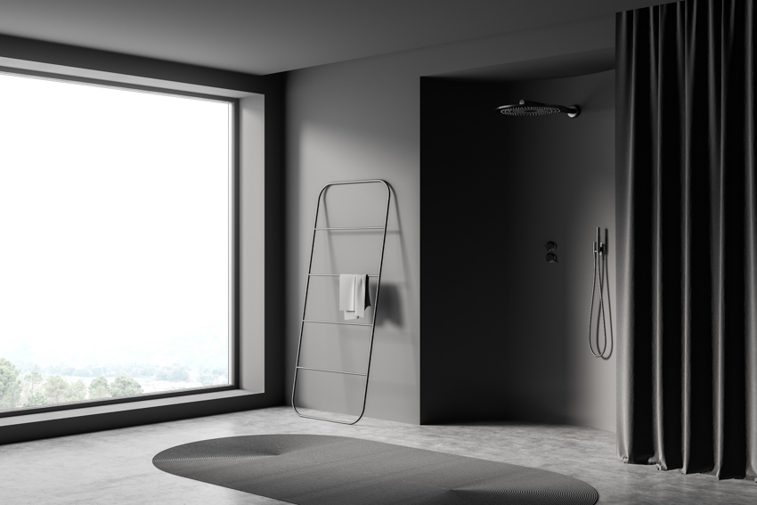 Минималистская ванная комната с прочной душевой занавеской, насадкой для душа, ковриком и окном