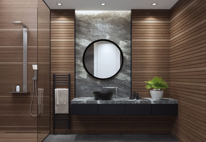 Ванная комната со стеклянной дверью, душевой, современной насадкой для душа, горизонтальными деревянными реечными стенами, черной столешницей и зеркалом.
