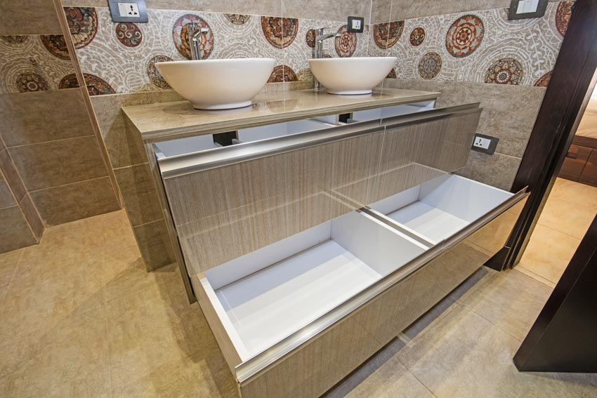 Туалетный столик с двумя раковинами, деревянными ящиками и фартуком из плитки