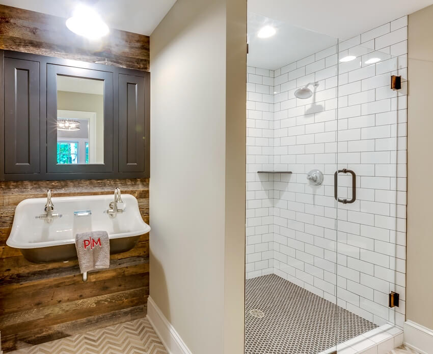 Ванная комната с настенной раковиной, белая настенная плитка метро в душе с темным плиточным полом