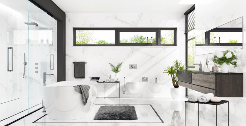 Современная ванная комната с столешницей из мыльного камня, ванной, столешницей и стеклянной дверью