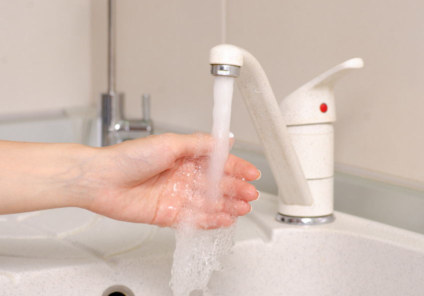 Индивидуальное мытье рук под пластиковым краном