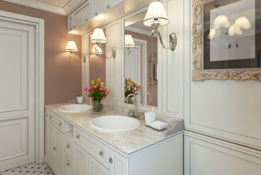 Бра и белый туалетный столик с кварцитовой столешницей в классической ванной комнате