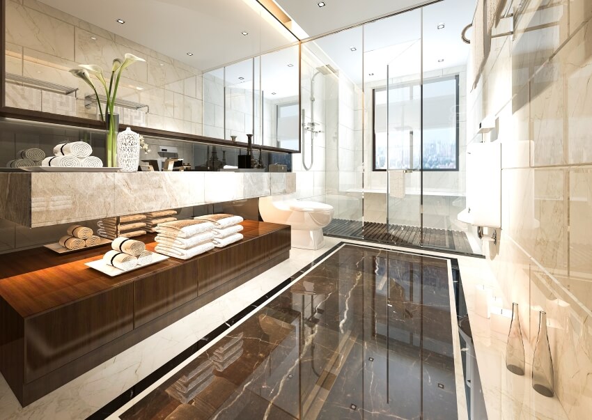 Роскошная ванная комната с полом, выложенным мраморной плиткой, и плавающей раковиной с большим зеркалом.