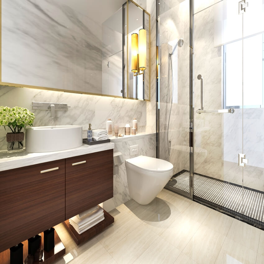 Современная ванная комната с мраморными стенами, плавающей раковиной из ламината и застекленной душевой кабиной.
