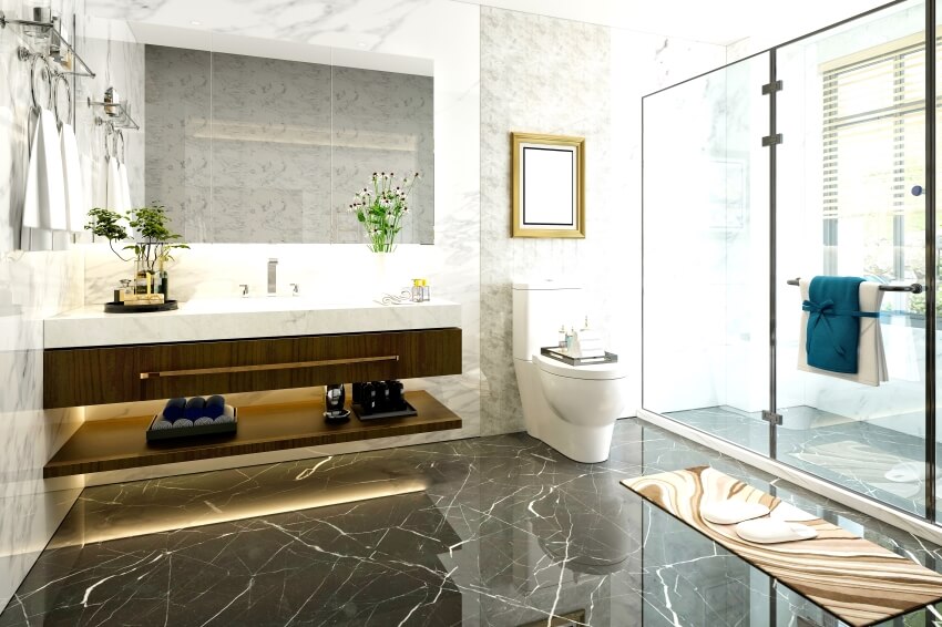 Роскошная ванная комната с мраморным интерьером, парящим туалетным столиком и стеклянными полками