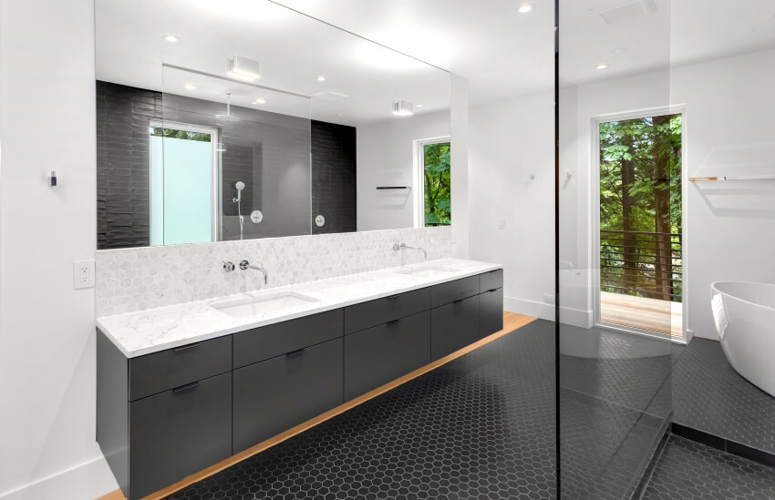 Современная ванная комната с полом из сотовой плитки и двойной раковиной с мраморной столешницей.