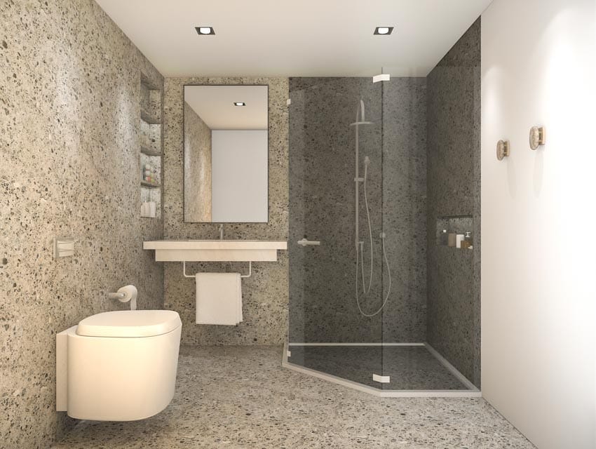 Ванная комната с мозаичными стенами, полами, туалетом, зеркалом и умывальником
