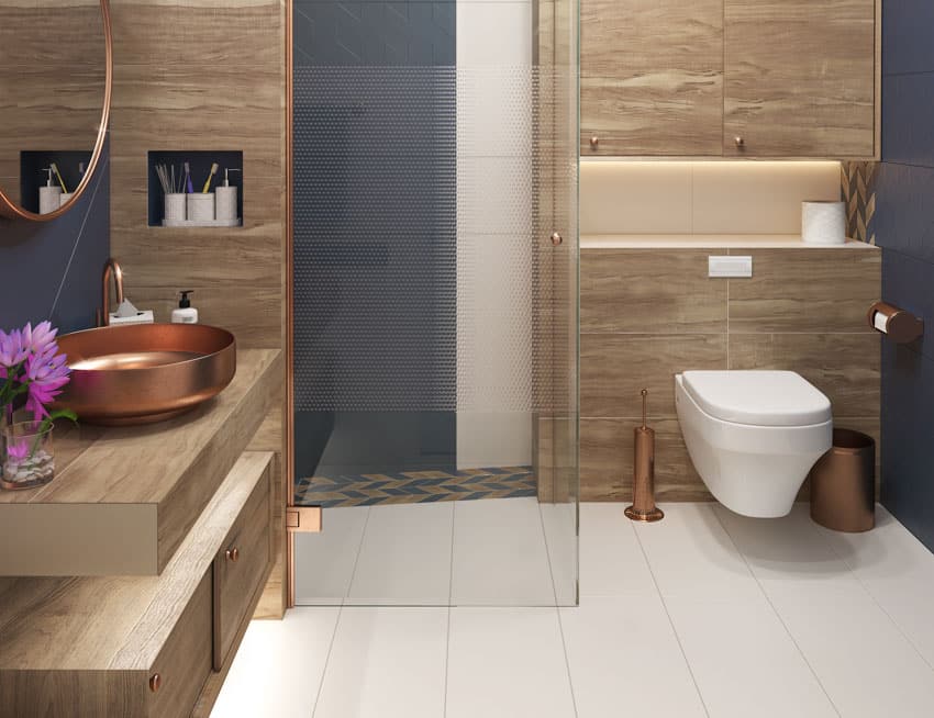 Ванная комната с плавающей раковиной, деревянной столешницей, медным унитазом, раковиной и стеклянной перегородкой.