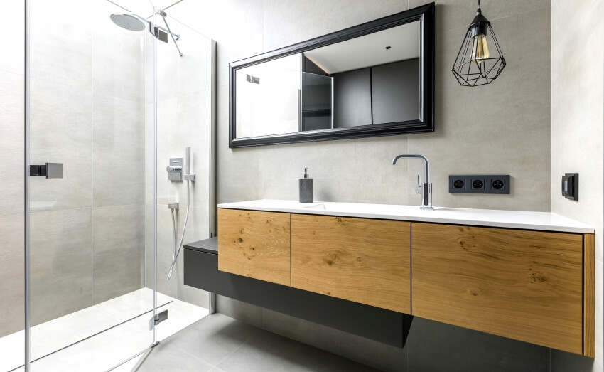 Современная ванная комната с тропическим душем, стеклянный корпус с плавающей деревянной раковиной
