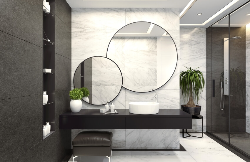 Минималистская современная ванная комната с белыми мраморными настенными и напольными стеклянными полками и плавающей столешницей