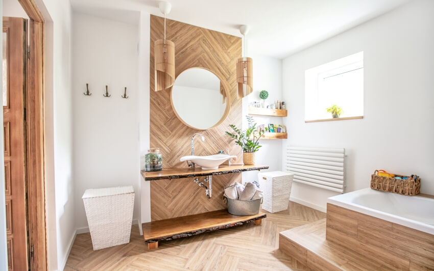 Ванная комната в стиле бохо с белой раковиной на плавающей деревянной столешнице с круглым зеркалом, висящим над ней