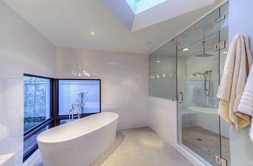 Современная белая ванная комната с большим душем с дождевой насадкой