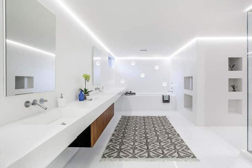 Яркая белая современная ванная комната
