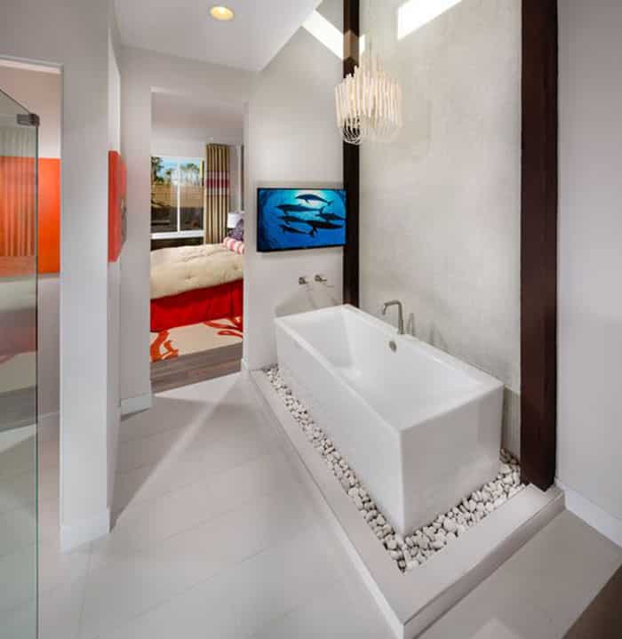 Минималистская современная главная ванная комната с приподнятой ванной на белых скалах