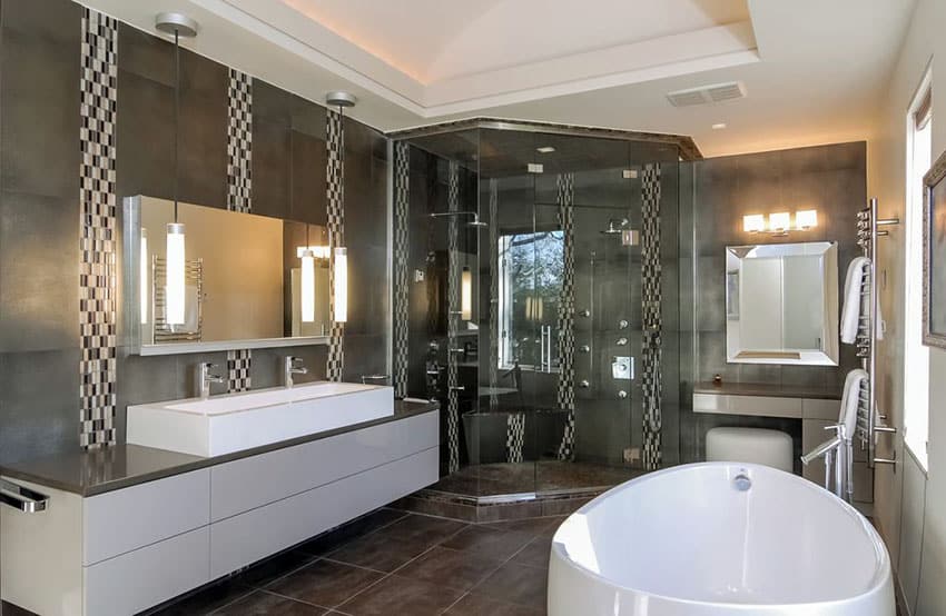 Черно-белая современная главная ванная комната с полом из фарфоровой плитки и большой ванной