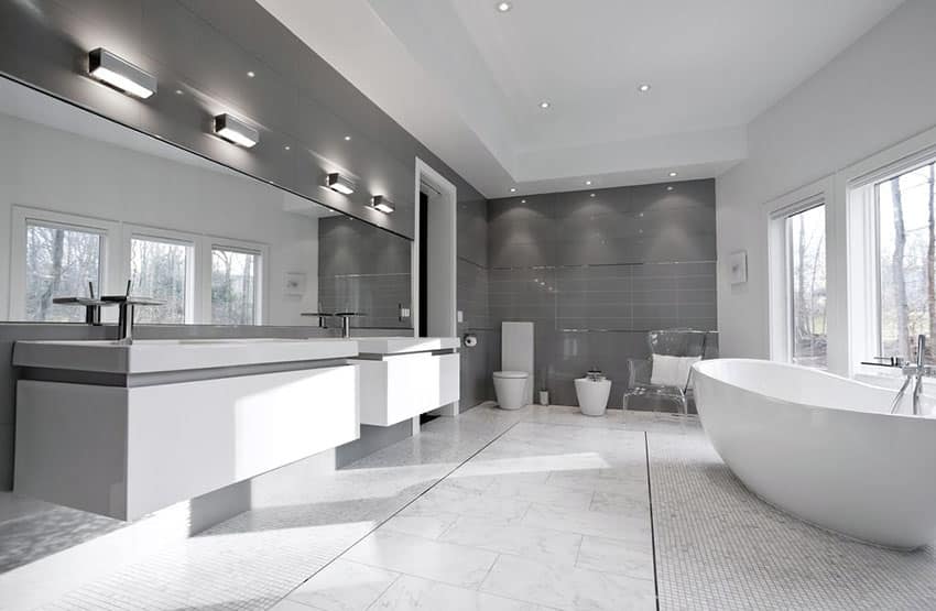 Серо-белая современная ванная комната с полом из каррарского мрамора и ванной из смолы