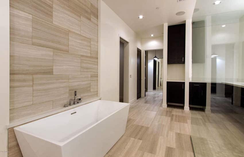 Современная ванная комната со стенами и полом из фарфоровой плитки