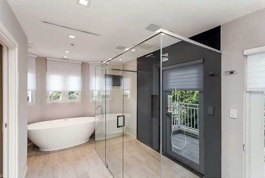 Современная ванная комната с окном в душе