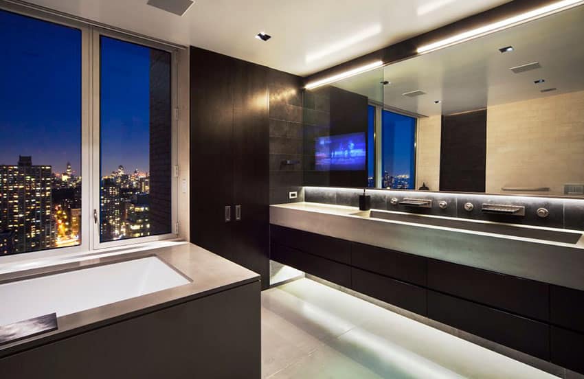 Гладкая темная современная ванная комната с видом на город