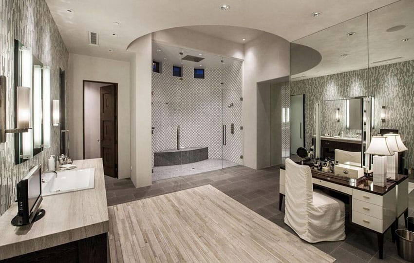 Красивая роскошная главная ванная комната с гранитными туалетными столиками и стойкой для макияжа